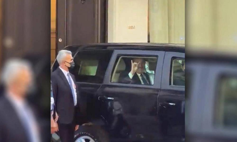 Αζέρος βουλευτής στηρίζει τον “Γκρίζο Λύκο” Μ. Τσαβούσογλου που έκανε το ίδιο σήμα... με τον Μ. Ομπάμα